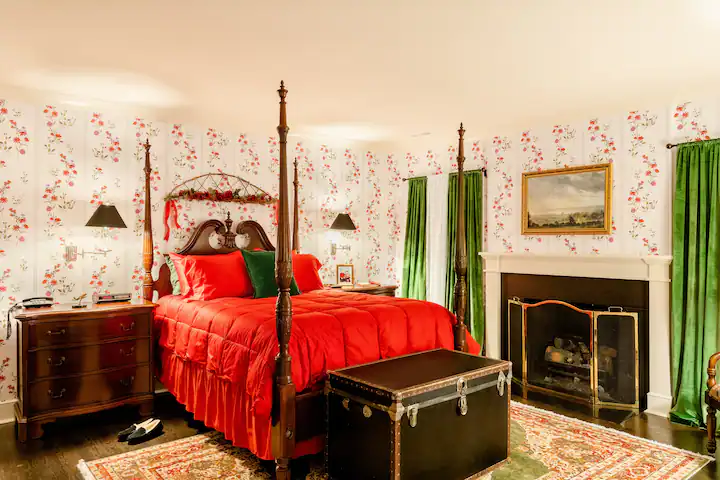 Home Alone House Bedroom (Photo Credit: Airbnb)