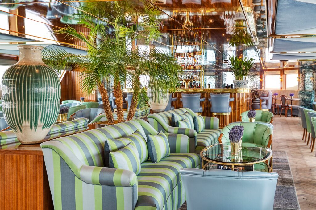 Le Salon Champagne (Photo Credit: Uniworld River Cruises)