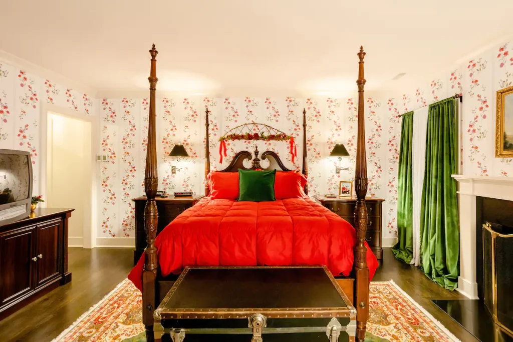 Home Alone House Bedroom (Photo Credit: Airbnb)