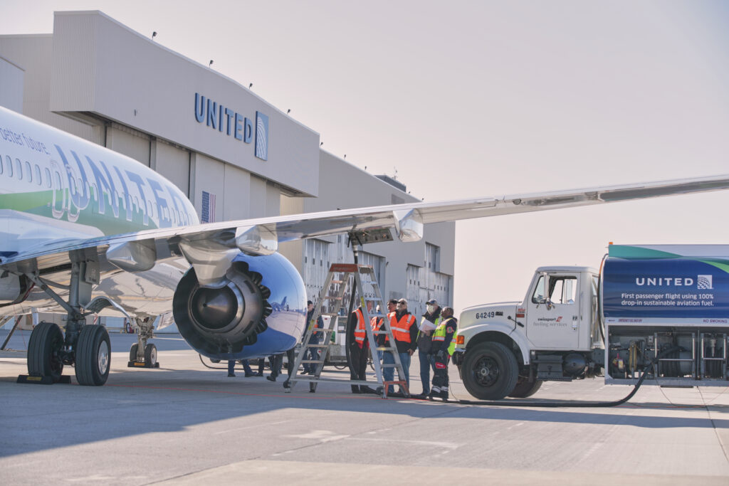 Crew filling 737 Max 8 up with SAF (Photo Credit: United Airlines)