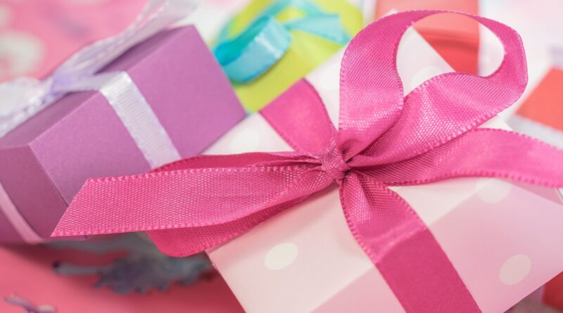 Colorfully wrapped gifts with bows (Photo Credit: Michael Schwarzenberger from Pixabay)