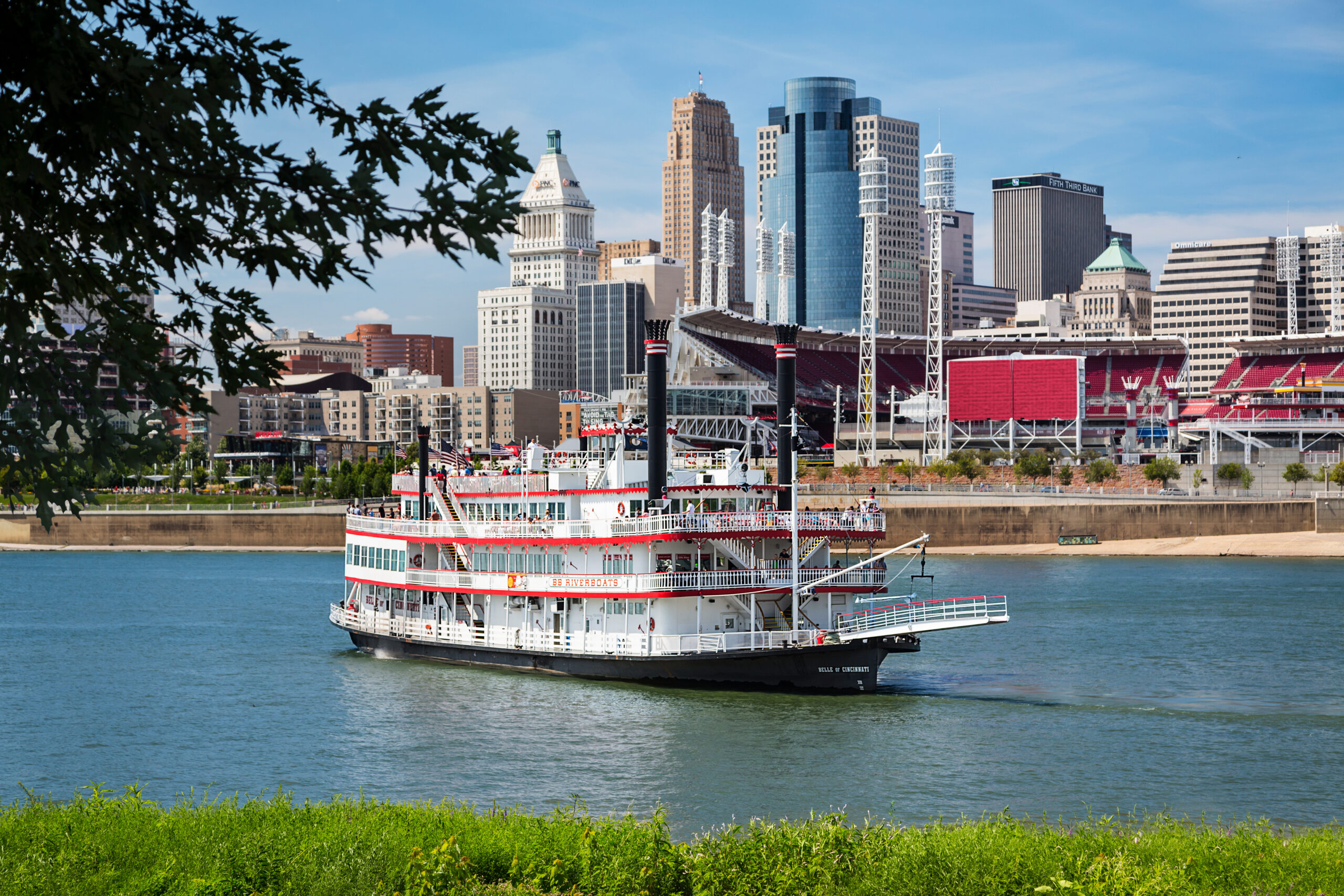 Riverboat on the Ohio River with the Cincinnati skyline in the background (Photo Credit: Cincinnati Experience)