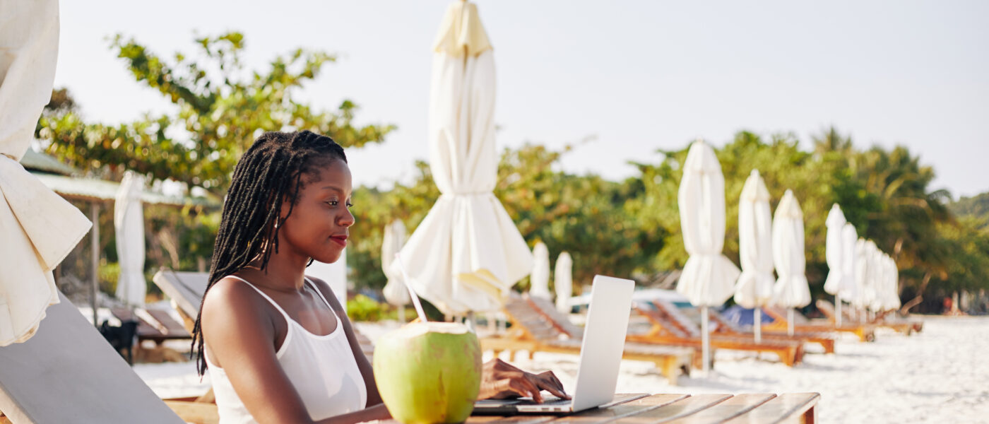Break the habit of working while on vacation and give yourself permission to unwind. (Photo Credit: DragonImages / iStock)