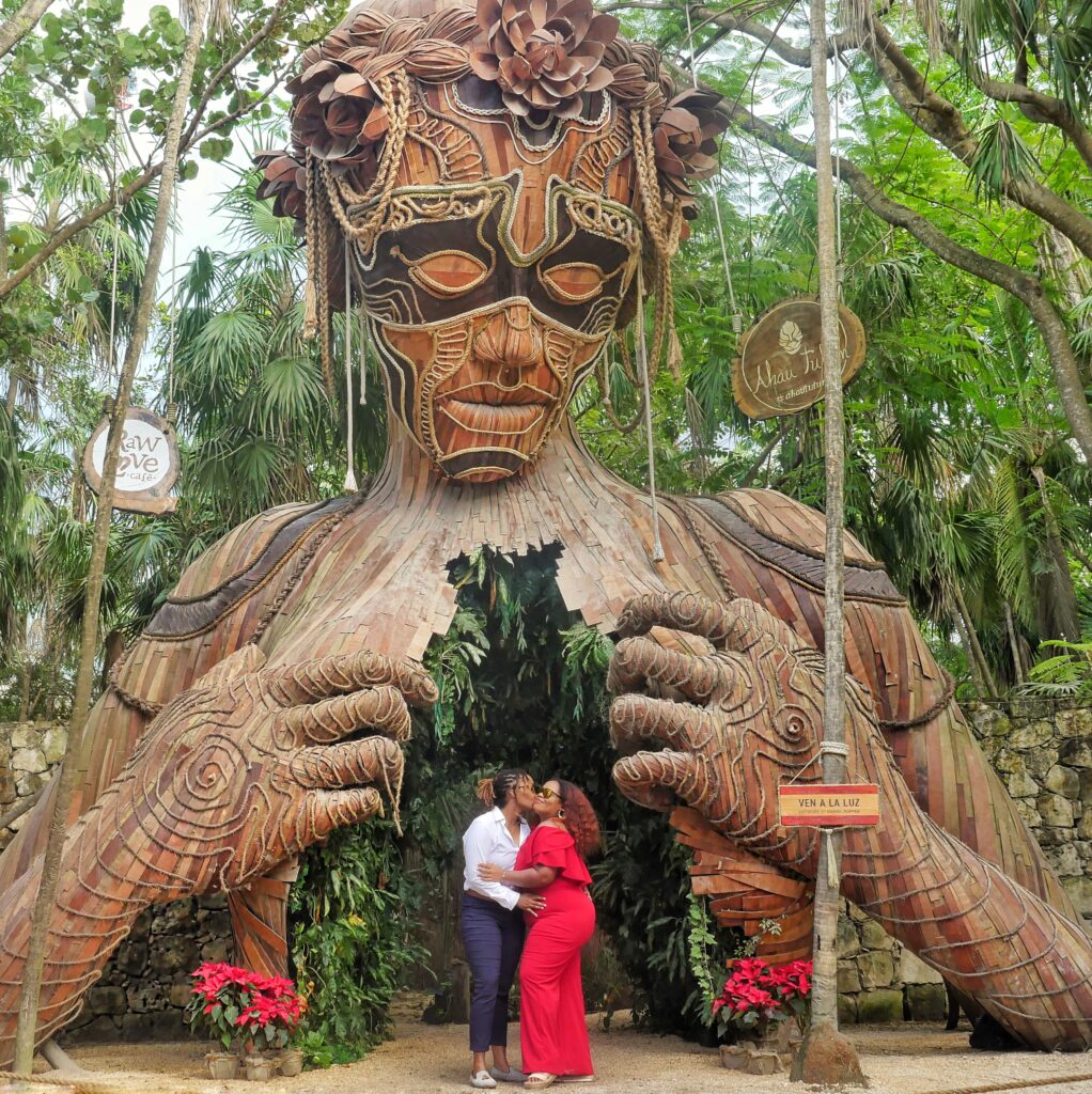 Nathalie and Lauren in Ven a La Luz, Mexico (Photo Credit: Nathalie Calderon and Lauren Pratt)