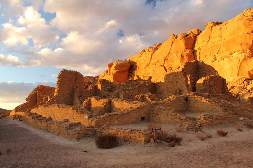 Kin Kletso at Chaco Culture National Historical Park, New Mexico (Photo Credit: Wilsilver77 / iStock)