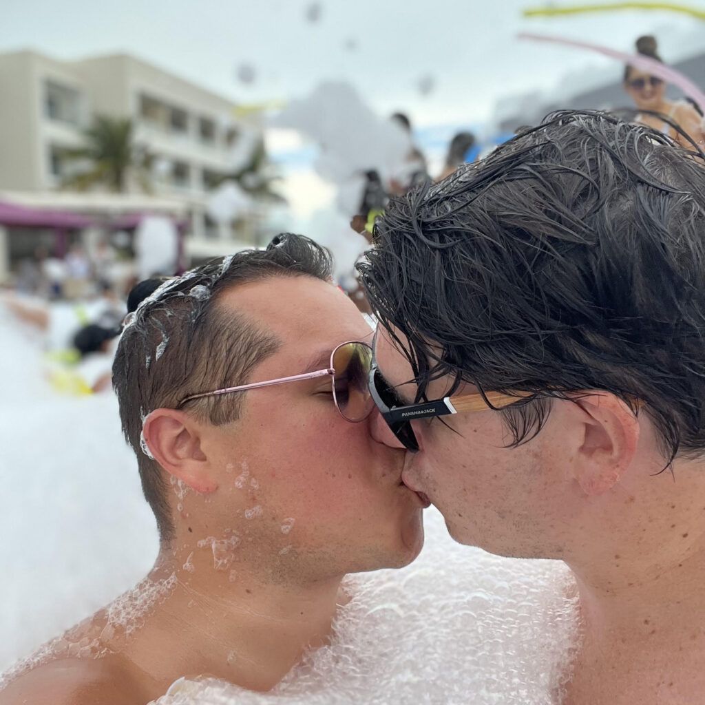 Jordan and Jared kissing at the Planet Hollywood Resort in Cancun, Mexico. (Photo Credit: JJ Cruise)