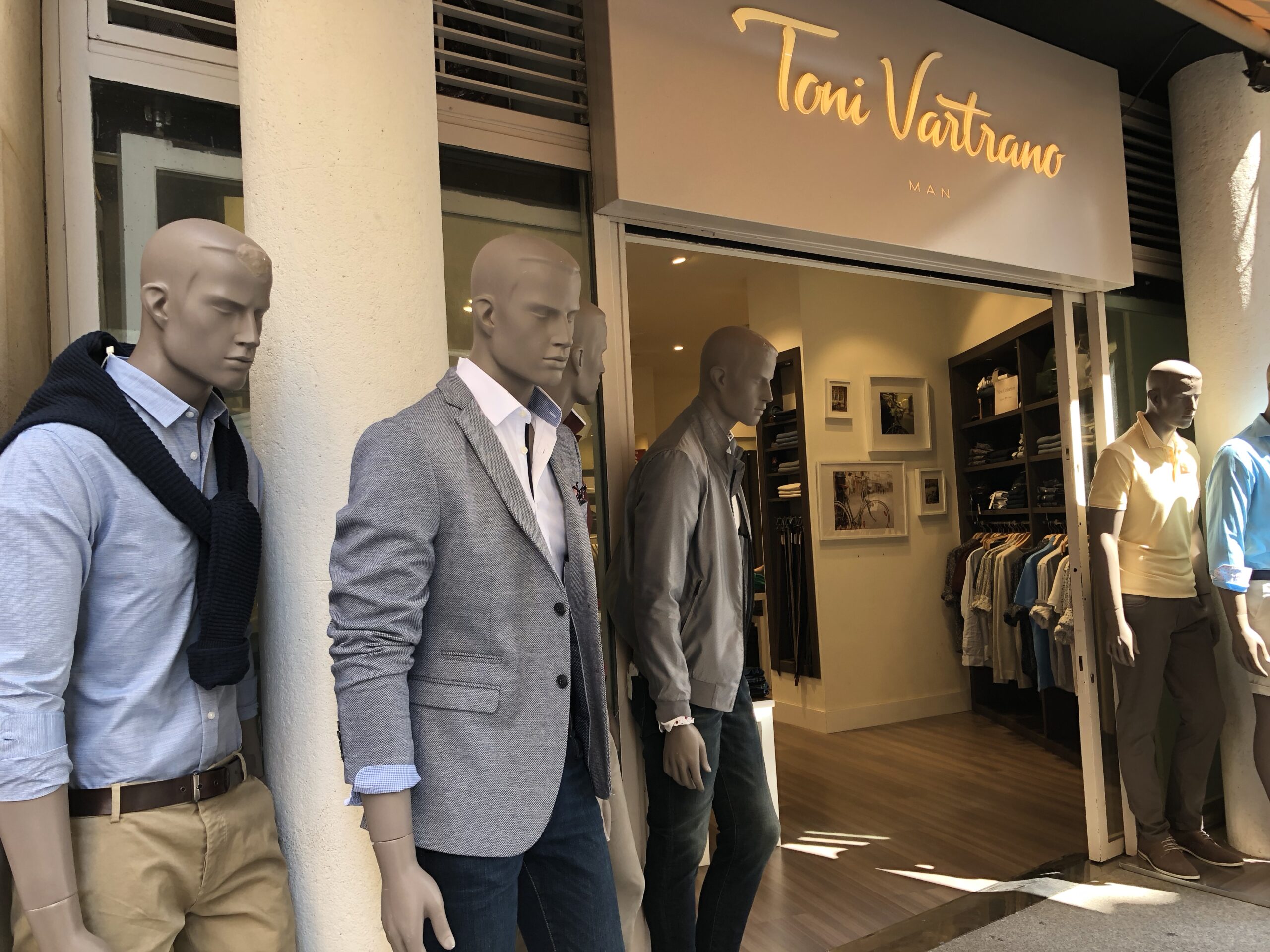 High-end clothing store in Sitges (Photo Credit: Kwin Mosby)