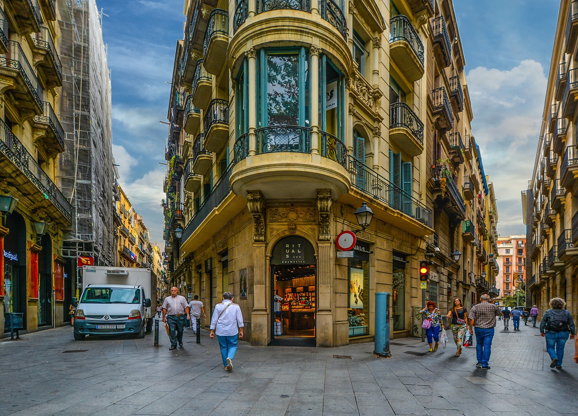 Gothic Quarter in Barcelona (Photo Credit: user32212 from Pixabay)