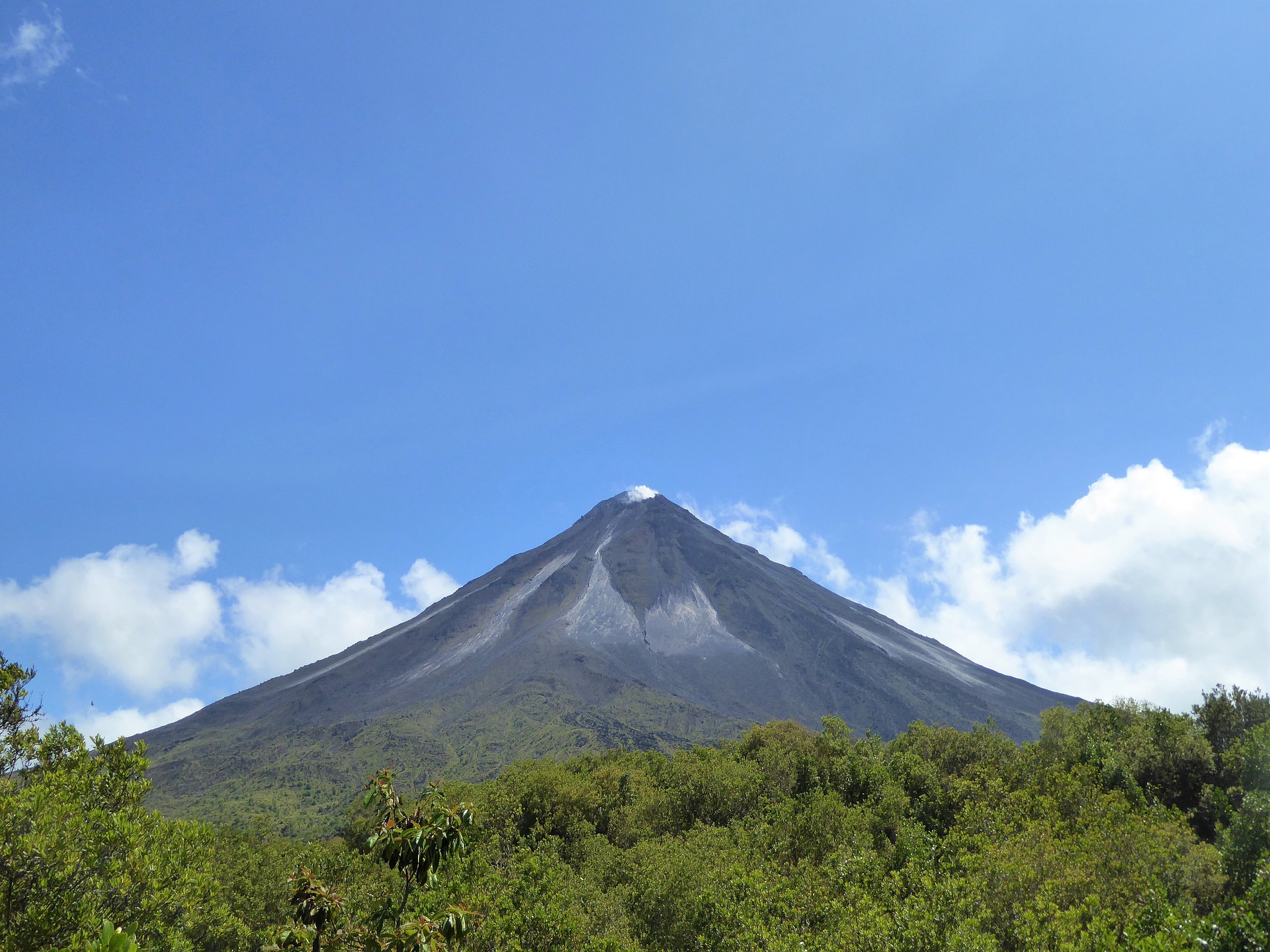 Arenal Volcano in Costa Rica (Photo Credit: MillerGruppe from Pixabay)