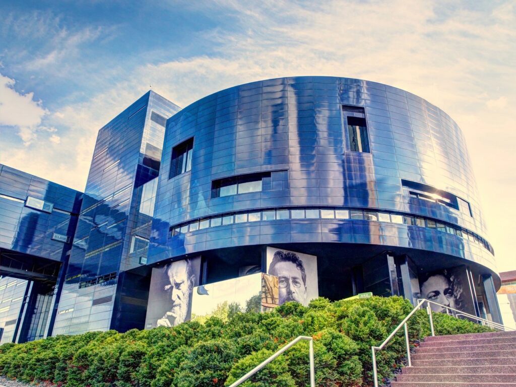 Guthrie Theater (Courtesy of Meet Minneapolis)