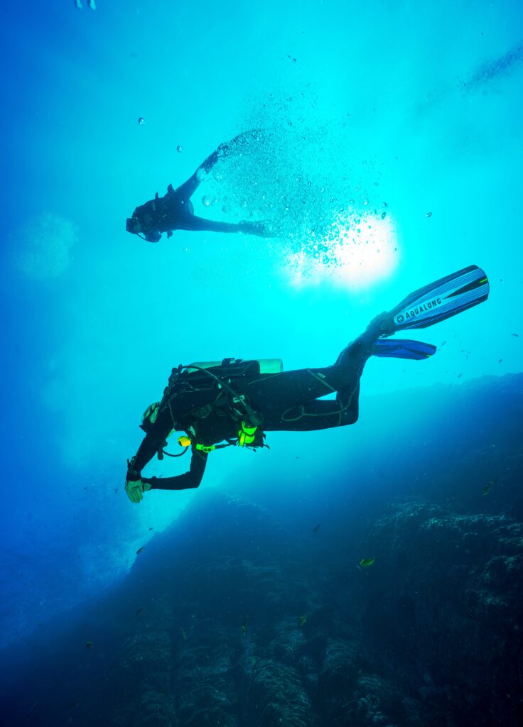 Scuba divers in Mexico (Photo Credit: Francisco Jesús Navarro Hernández on Unsplash)