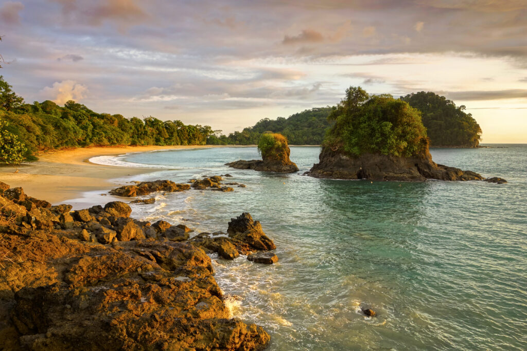 Playa Espadilla in Manuel Antonio (Photo Credit: Autumn Sky Photography / Shutterstock)