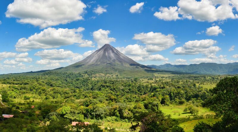 Arenal Volcano (Photo Credit: Ganz Twins / Shutterstock)