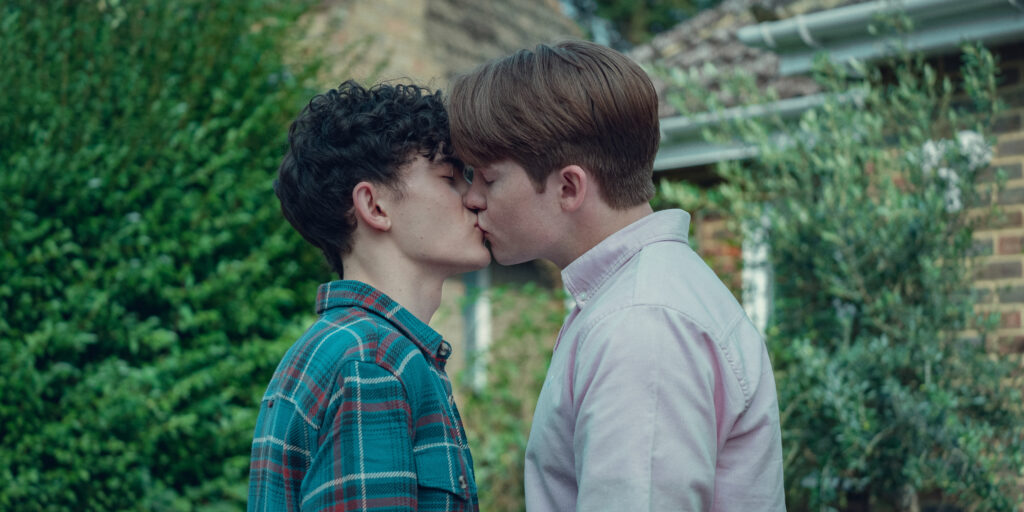 Charlie Spring and Nick Nelson in lip lock (Photo Credit: Netflix)