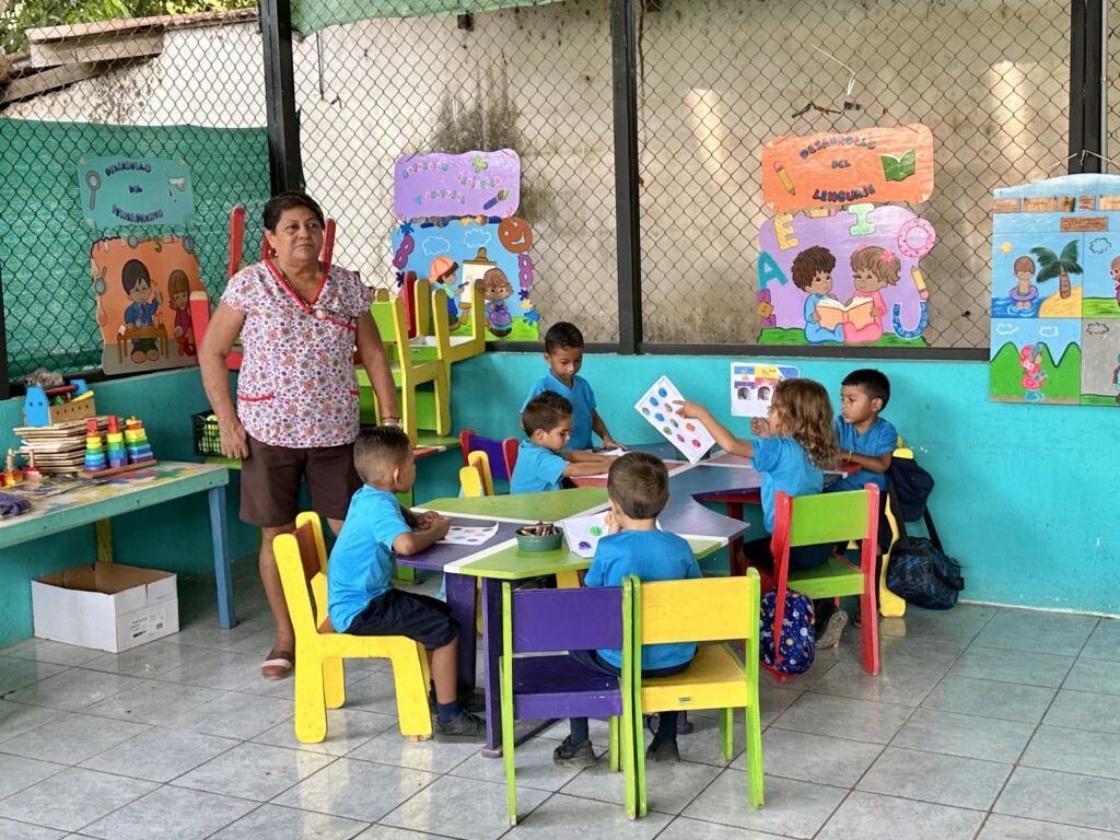 Reserva Concha grade school students at work (Photo Credit: Jon Bailey)