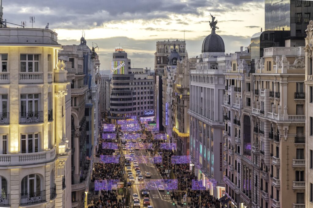 Calle Gran Via (Photo Credit: Alvaro Lopez / Madrid Desino)