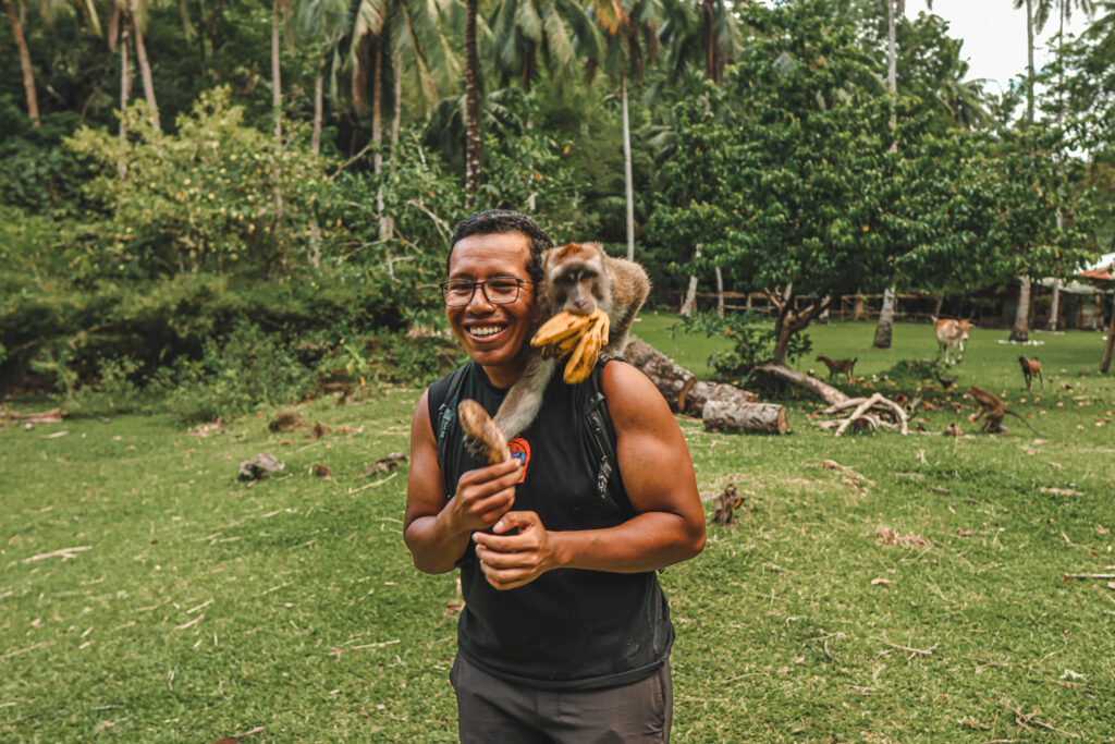 Jose makes a friend in Negros, Philippines (Photo Credit: ProudlyNomadic @proudlynomadic)