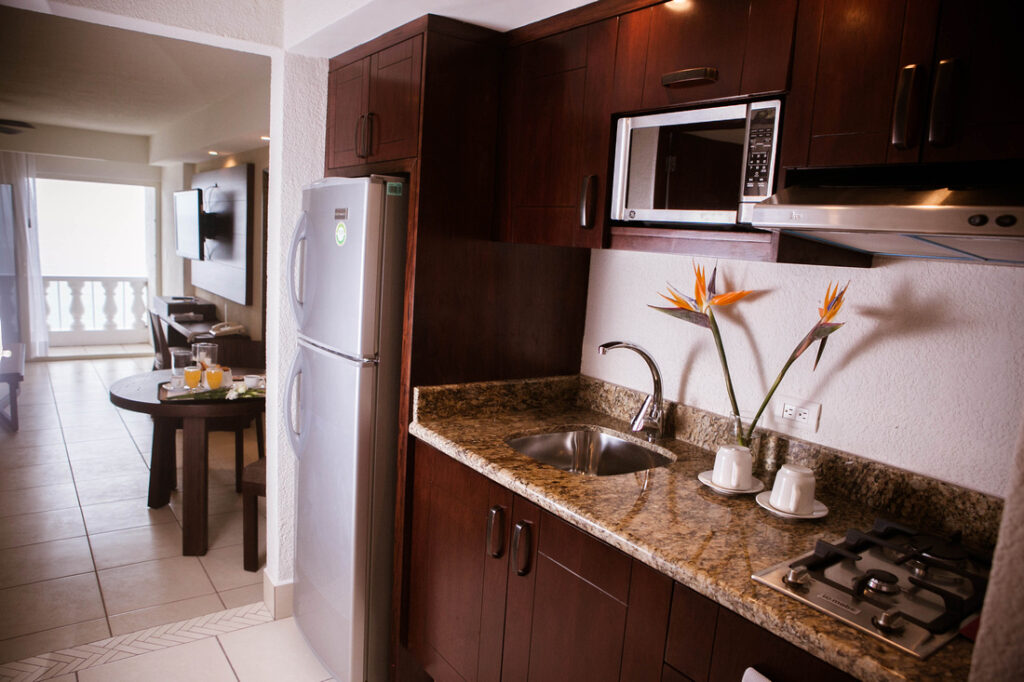 Deluxe Suite (Photo Credit: Costa Sur Resort & Spa)