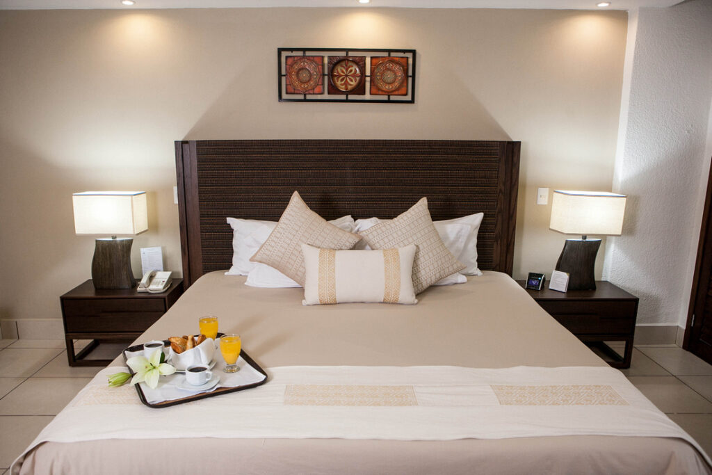 Deluxe Suite (Photo Credit: Costa Sur Resort & Spa)