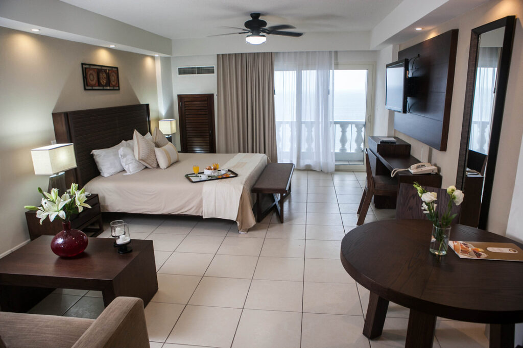 Deluxe Suite (Photo Credit: Costa Sur Resort & Spa)