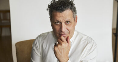 Isaac Mizrahi Serves Up A Holiday Fruitcake at Café Carlyle